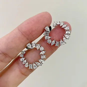 Huitan Round Stud Earrings dengan Geometris Cubic Zirconia Mewah Trendi Tindik Telinga Aksesoris untuk Wanita Hot Fashion Perhiasan