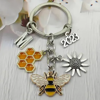Huruf mode baru A-Z gantungan kunci lebah enamel serangga, mode geometris, sarang lebah, gantungan kunci lebah lebah