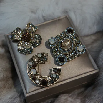 Rasa Mewah Vintage Baroque Huruf Bros untuk Wanita Pertunangan Pernikahan Gaun Perhiasan Hadiah Ulang Tahun Grosir