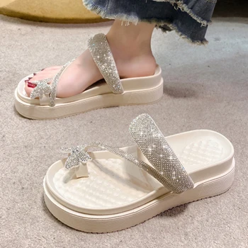 Sandal Bertumit Datar Kupu-kupu Kristal Mengkilap Wanita Sandal Platform Ujung Kaki Klip Musim Panas 2023 Sandal Jepit Sol Tebal Lembut Wanita Slide