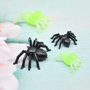 30/50/100 buah Alat peraga pesta laba-laba bercahaya hitam plastik mini Halloween mainan ulang tahun menyenangkan Dekorasi DIY Alat peraga pesta laba-laba laba-laba 2cm