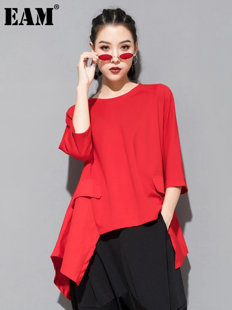 [EAM] Kaus Kasual Ukuran Besar Keliman Tidak Beraturan Merah Wanita Baru Leher Bulat Setengah Lengan Longgar Mode Musim Semi Musim Gugur 2023 1DF5286 - 0