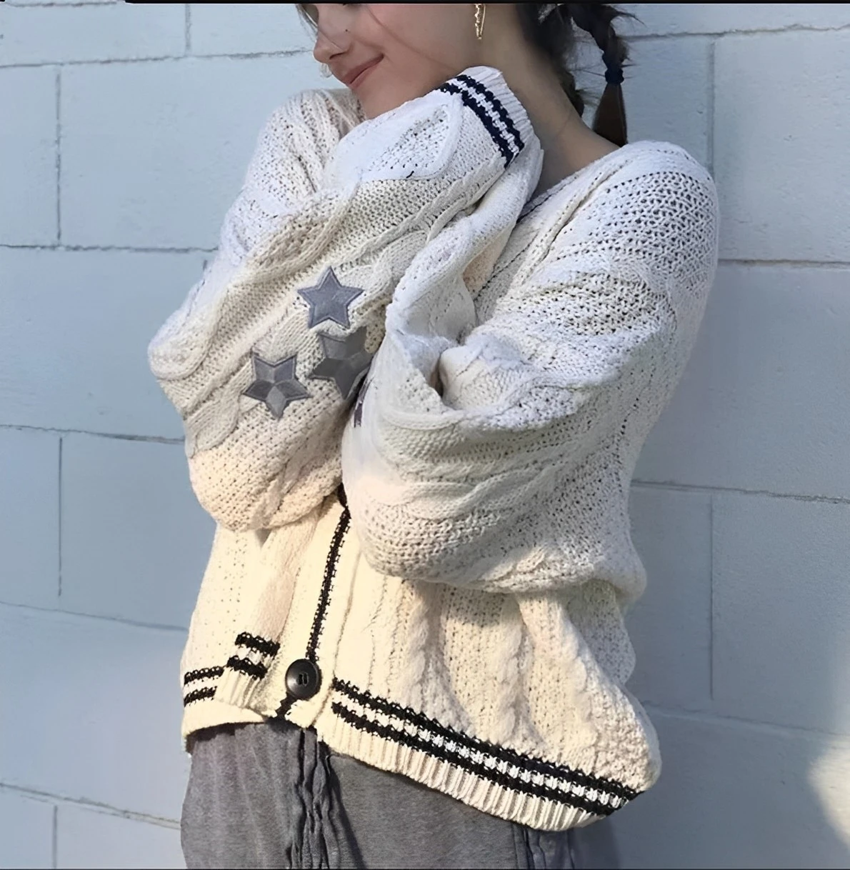 Kardigan Panjang Bersulam Bintang Wanita Tay Musim Gugur 2023 Sweter Rajutan Leher V Mode Hangat Swif T Kardigan Liburan Krem Wanita - 2