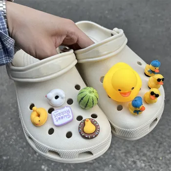 Seluruh Set Penjualan Panas Pesona Sepatu DIY untuk Hadiah Anak Perempuan Dekorasi Sepatu Taman Kualitas Desainer Pesona Buaya Bebek Kuning Kecil